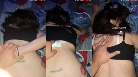 biricik tango poposunu elletip sırtını okşatıyor